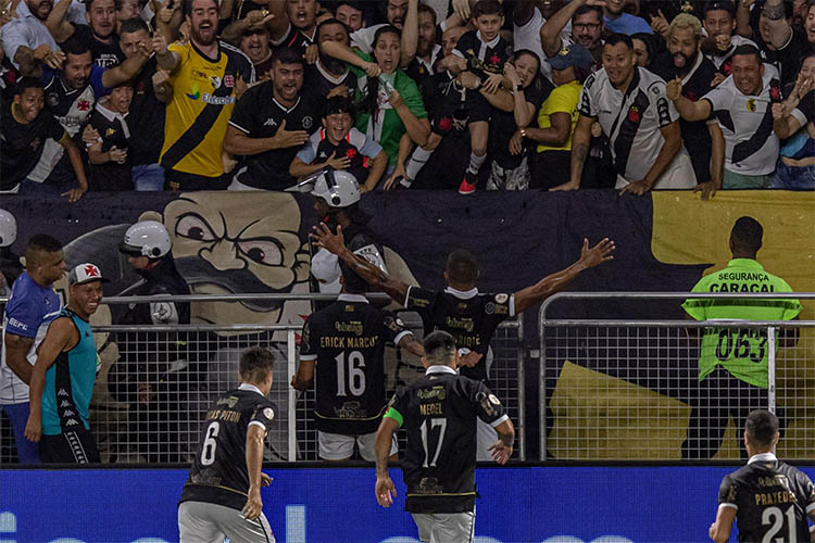 BrasileirÃ£o: Vasco vence e sai da degola; nova derrota faz lÃ­der Botafogo balanÃ§ar no topo